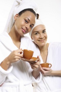 Two women in wellness salon dressed in white robes Dwie kobiety w salonie odnowy biologicznej ubrane w biale szlafroki